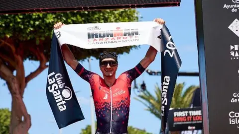 Imagen del ganador absoluto al cruzar la línea de meta