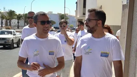 José Montelongo y Echedey Eugenio repartiendo propaganda por Arrecife.