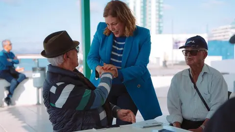 Astrid Pérez junto a los mayores de la capital.