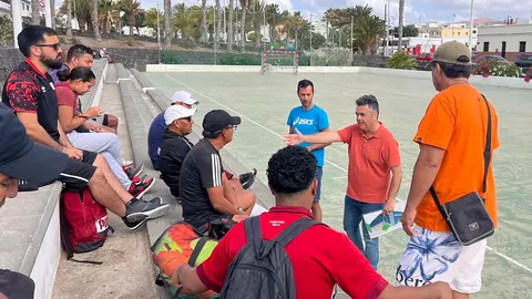 Armanda Santana junto a los vecinos de Altavista-