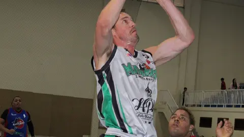 Jugador del Maramajo cogiendo un rebote en su partido contra los Titanes.