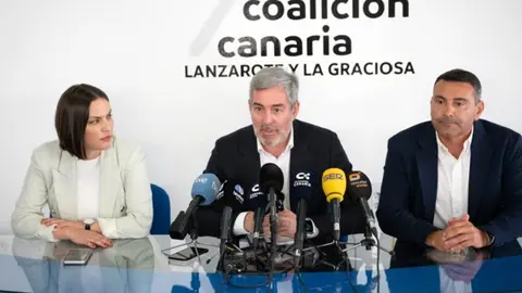 Fernando Clavijo junto a Migdalia Machín y Oswaldo Betancort.