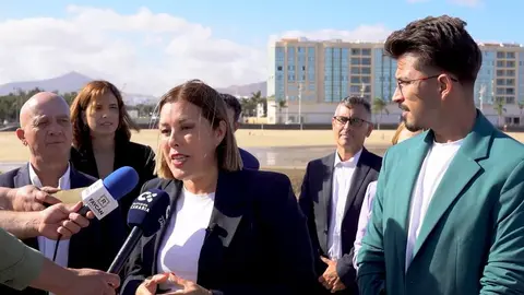 Astrid Pérez con sus compañeros de la lista al Parlamento.