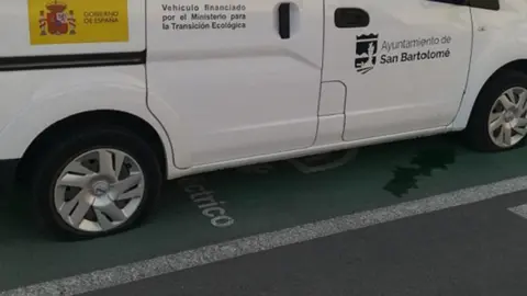 Imagen de un vehículo del Ayuntamiento de San Bartolomé con las ruedas pinchadas.