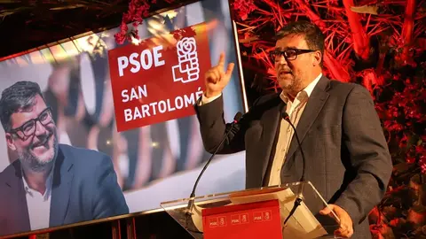 Isidro Pérez en un acto de campaña en San Bartolomé.