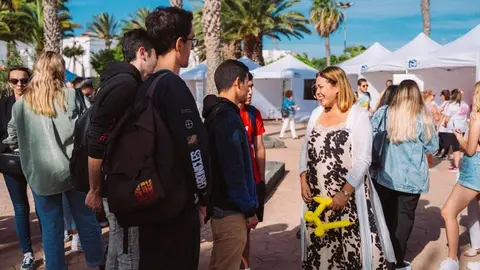 Astrid Pérez junto a jóvenes del municipio.