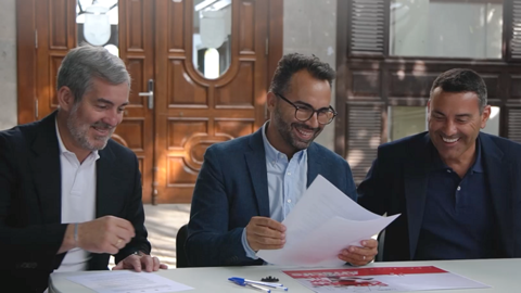 Echedey Eugenio. Oswaldo Betancort y Fernando Clavijo en la firma del compromiso por Arrecife.