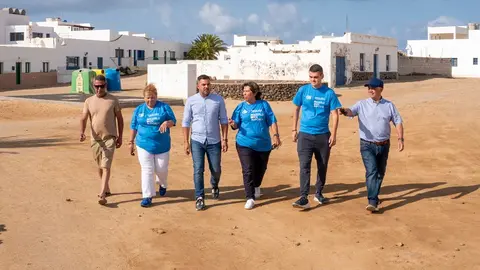 Jacobo Medina junto a Pacho Hernández y Rita Hernández en La Graciosa.