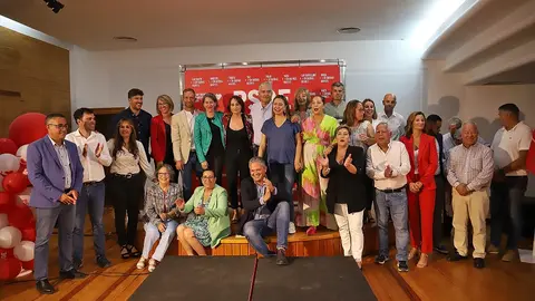 José Juan Cruz junto a otros representantes del PSOE.