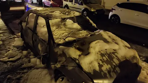 Imagen del coche tras la actuación de los bomberos.