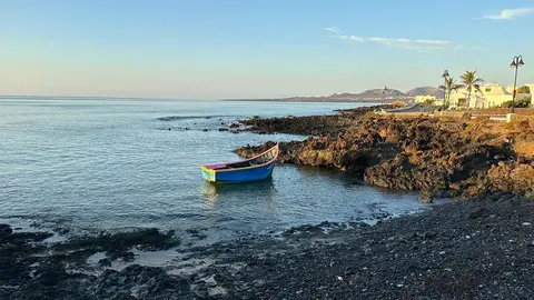 Imagen de la patera localizada este domingo en Haría