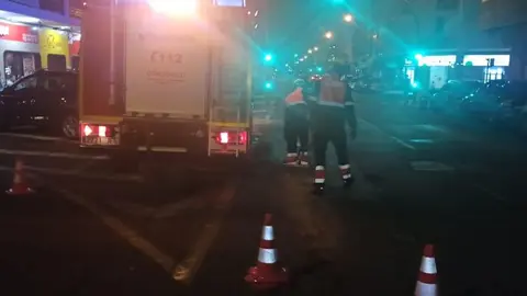 Imagen de la actuación de los bomberos para eliminar el vertido