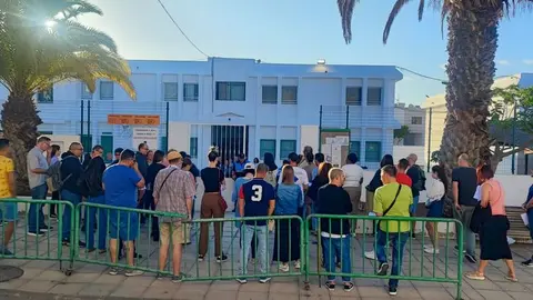 Imagen de la Policía Local de Arrecife llamando este domingo a primera hora a las personas que tienen que conformar las mesas en un colegio de Argana