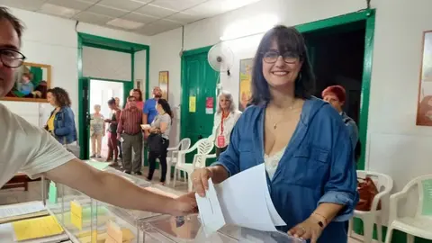 Leticia Padilla votando en Arrecife