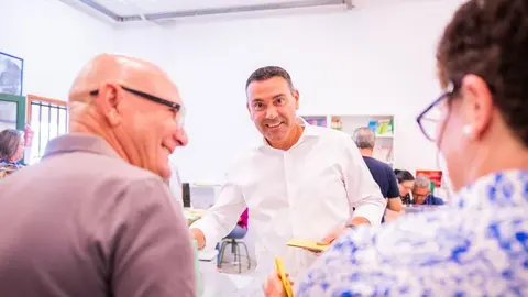 Oswaldo Betancort votando este domingo en su colegio de Tahíche