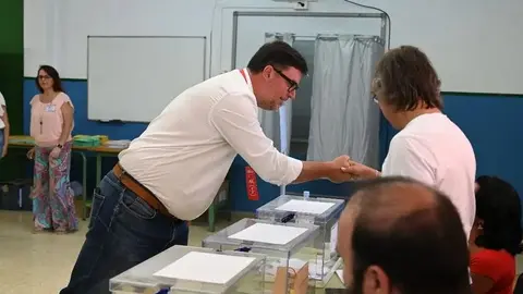 Isidro Pérez votando en su colegio de San Bartolomé
