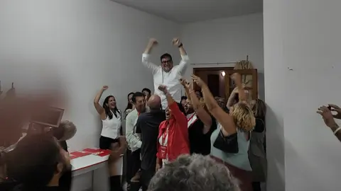 Isidro Pérez celebrando los resultados electorales.