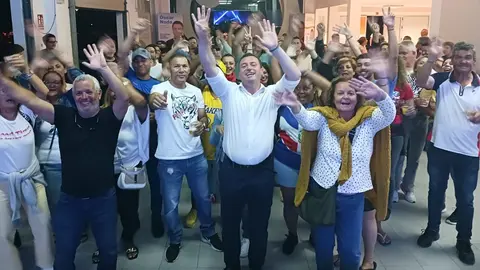 Óscar Noda junto al resto de componentes de UPY celebrando los resultados.