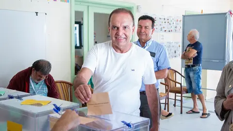 Jesús Machín votando en un colegio electoral de Tinajo.