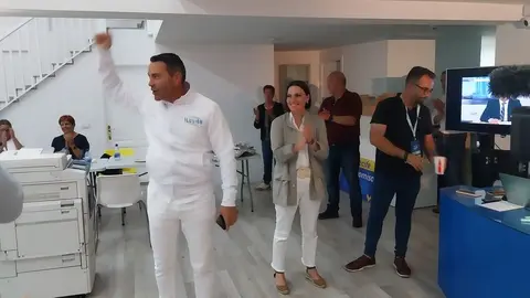 Oswaldo Betancort siendo aplaudido en la sede de CC por sus compañeros.
