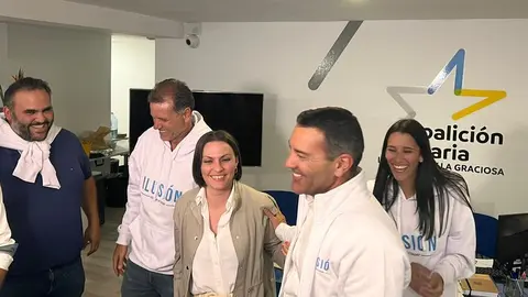 Oswaldo Betancort felicitado por sus compañeros.