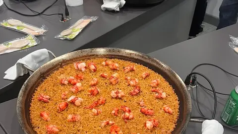 Imagen de las dos espectaculares paellas que el restaurante preparó para el personal de Crónicas Radio.