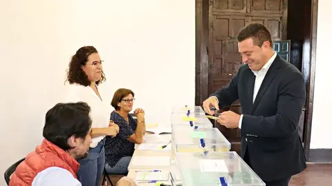 Óscar Noda acudiendo a votar este domingo