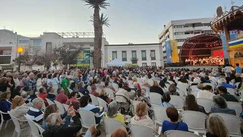 Actuación de los Sabandeños en el Día de Canarias