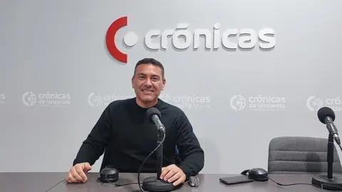 Oswaldo Betancort en el estudio de Cr&oacute;nicas Radio.