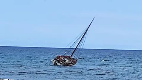 Imagen de la embarcación encallada en Playa Honda.