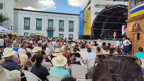 Asistentes disfrutando de la actuación de Omayra Cazorla.