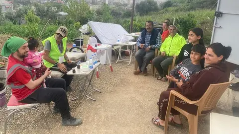 Quintana con familia afectada por el terremoto