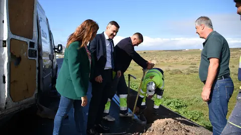 Oswaldo Betancort, Olivia Duque y Eugenio Robayna junto a los operarios.