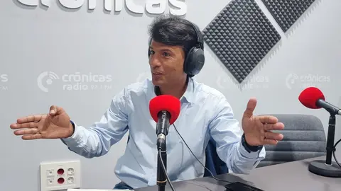 Marcos Bergaz en los estudios de Crónicas Radio.