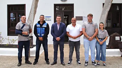 El alcalde de Yaiza con el resto de personas que han participado en el proyecto.