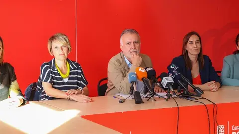 Imagen de Torres con diferentes representantes del PSOE canario.