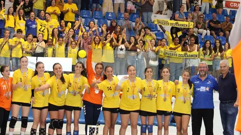 Imagen del éxito de las jugadoras del Puerto del Carmen con el alcalde de Tías.