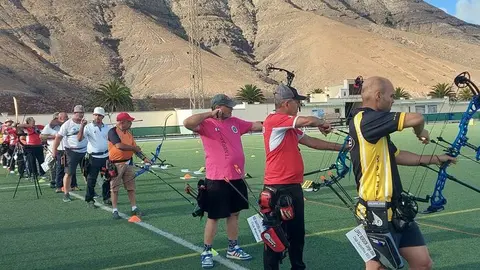 Imagen de la gente que está participando en la actividad en el campo de fútbol de Yaiza.