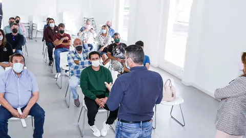 Imagen de archivo de una reunión con empresarios del municipio durante la pandemia.