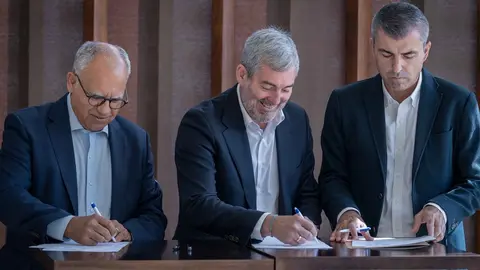 Casimiro Curbelo, Fernando Clavijo y Manuel Domínguez durante la firma del acuerdo.