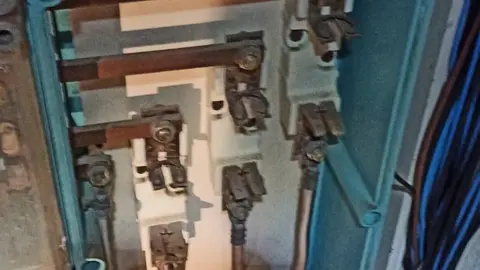 Cuadro eléctrico ubicado en el lugar donde falleció una persona electrocutada.