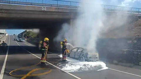 Imagen del momento en el que los bomberos controlaron el incendio