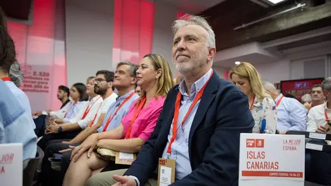 María Dolores Corujo sentada entre Juan Fernando López Aguilar y Ángel Víctor Torres