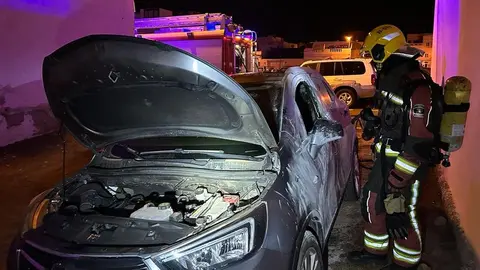 La rápida intervención de los bomberos impidió que el vehículo quedara totalmente calcinado