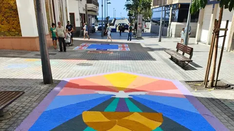 La gente que pasó este fin de semana por la Calle Real pudo disfrutar de las tradicionales alfombras de sal