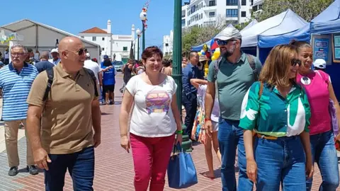 Carlos Alférez con María Dolores Corujo en uno de los muchos actos a los que fueron juntos en la capital.