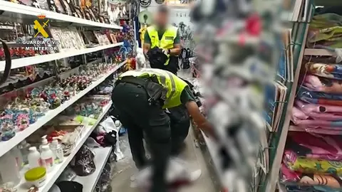 La Guardia Civil incauta prendas falsificadas en Puerto del Carmen.