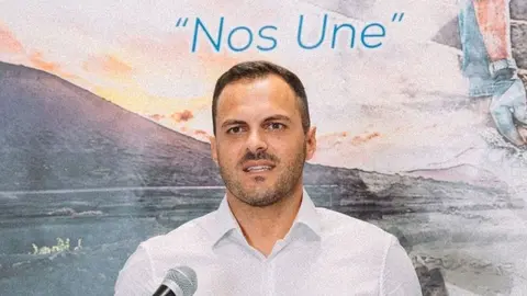 Jonathan de León en una de las intervenciones que ha hecho como portavoz del partido.