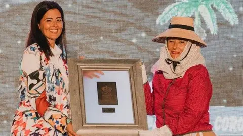 La alcaldesa de Haría, Evelia García, entregando una distinción.