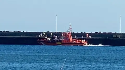 Imagen de archivo de la llegada de una patera con Salvamento Marítimo a Arrecife